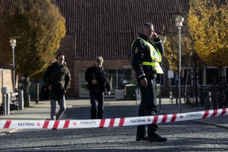 EVAKUERING. Hele Handelsskolen i Aarhus blev evakueret, da en bombetrusseldumpede ind. 