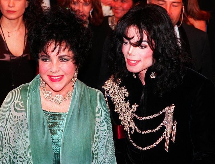 Post mortem. Selv efter sin død tjener Michael Jackson mere end nogen levende kunstner. 