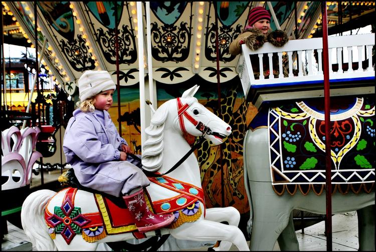 Velkommen. Tivoli, Danmarks nationale legeplads, undskylder igen ordvalget, da en ammende kvinde blev bedt af en tjener om at pakke sine bryster væk. Ammende kvinder er selvfølgelig velkomne, lyder det. 