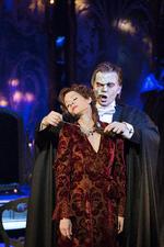 Besættelse. Phantomet (Thomas Ambt Kofod) lægger halsbånd på sin elskede Christine (Louise Fribo), mens hun forløser hans musik. 