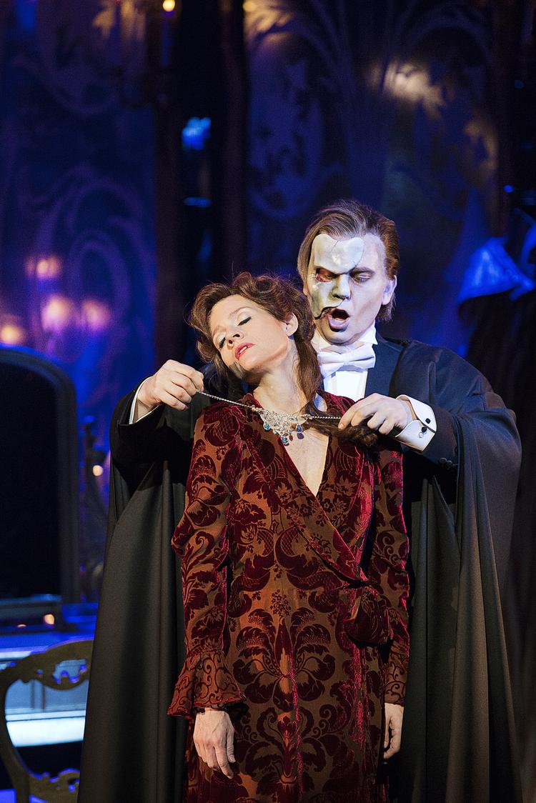 Besættelse. Phantomet (Thomas Ambt Kofod) lægger halsbånd på sin elskede Christine (Louise Fribo), mens hun forløser hans musik. 