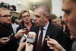 redningsindsats. Finansminister Bjarne Corydon fortalte i onsdags, at der var indgået en aftale med arbejdsgivere, kommuner og regioner om 12.500 såkaldte akutjob til ledige, der står til at falde ud af dagpengesystemet. 