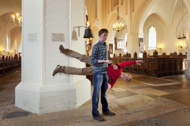Billedsprog. Kaspar Bonnéns dobbeltfigur  'Passage' fra 2012 i Køge Kirke. 