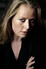 gys. Anne Sofie Allarp lægger genremæssig afstand til sin overbevisende debut, den politiske thriller 'Falske stemmer'. 