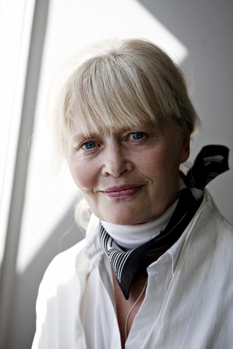 velsignelse. Det tager tid at komme ind i Vibeke Grønfeldts langsomme og lavmælte prosa. 