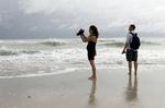 afventende. Turisterne Stephanie og Dan Koch fra Atlantic City på stranden i Miami Beach, hvor de skuer ud over havet, hvorfra Sandy nærmer sig. 