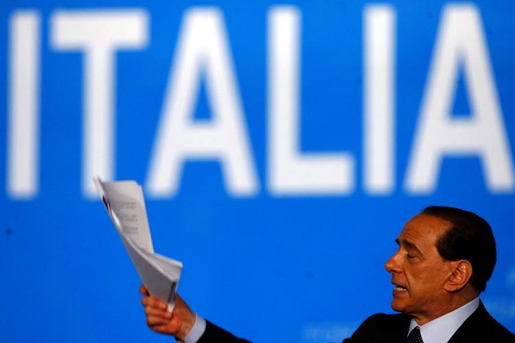 SKATTEUNDDRAGELSE. Italiens tidligere ministerpræsident Silvio Berlusconi er fortørnet over en fængselsdom, han i går blev idømt i retten i Milano for skatteunddragelse. 