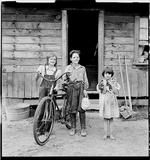 PIONERER. Barndommen blandt Texas  fattige krævede styrke, hvis man ville flytte sig. Det gjorde Jeannette Walls' mormor. Børnene her er dog ikke Walls' familie, men billedet er brugt til bogens forside. 