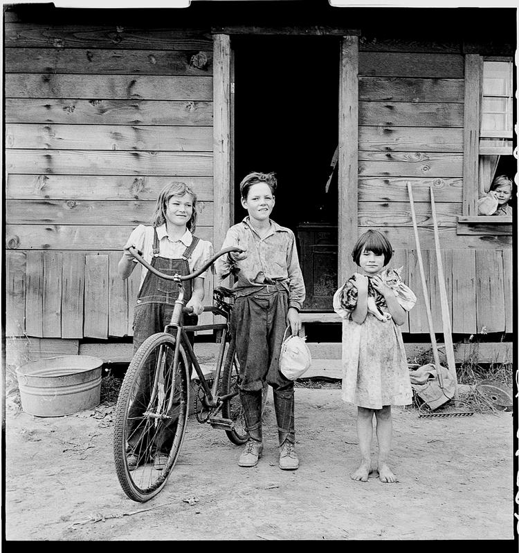 PIONERER. Barndommen blandt Texas  fattige krævede styrke, hvis man ville flytte sig. Det gjorde Jeannette Walls' mormor. Børnene her er dog ikke Walls' familie, men billedet er brugt til bogens forside. 