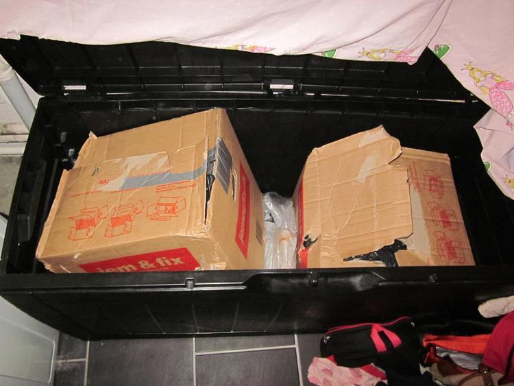 gevinst. De godt 200 kilo hash, som betjentene fandt i Kokkedal-villaen var fordelt på 62 kilo, som var gemt i denne plastkasse og 144 kilo, der nærmest var kastet ind i et udhus. 