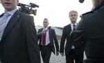 mandsopdækket. Geert Wilders er altid omgivet af et større sikkerhedsopbud. Billedet er taget i forbindelse med det hollandske valg i september, hvor hans parti, Frihedspartiet, fik et stort nederlag. 