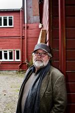 Åstedet.  Det var her i Det Danske Filmstudies røde gemakker i Lyngby, at Ib Tardini revolutionerede dansk film i 70'erne og 80'erne sammen med producer Steen Herdel og instruktører som Niels Malmros, Søren Kragh- Jacobsen og Bille August. 