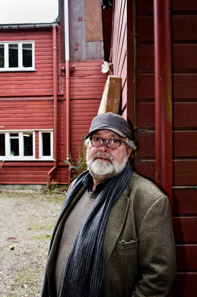 Åstedet.  Det var her i Det Danske Filmstudies røde gemakker i Lyngby, at Ib Tardini revolutionerede dansk film i 70'erne og 80'erne sammen med producer Steen Herdel og instruktører som Niels Malmros, Søren Kragh- Jacobsen og Bille August. 