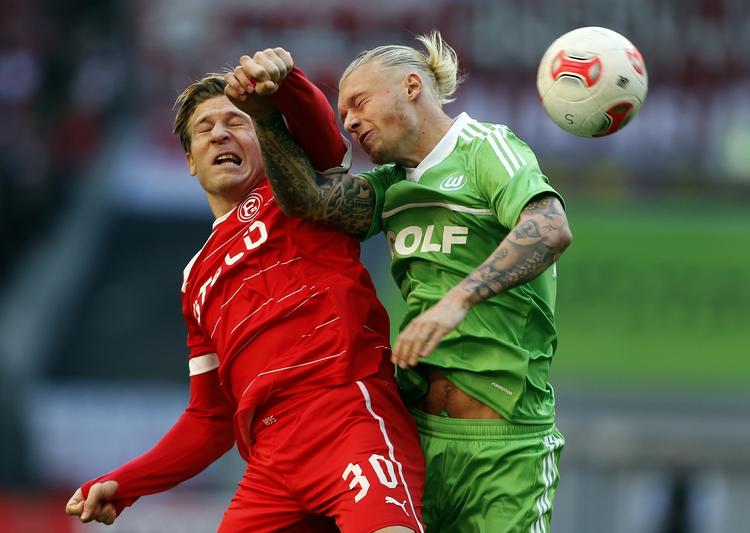 Albuespil. Der blev gået til stålet i matchen i Düsseldorf, hvor Simon Kjær havde godt fat i hjemmeholdet og Andrej Voronin. 