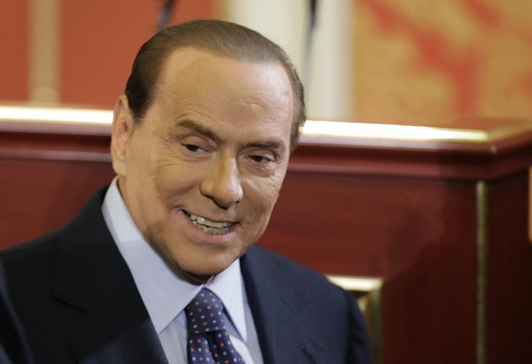MAGT. Silvio BErlusconi bliver i politik, men går ikke efter atter at blive premierminister i Italien. 