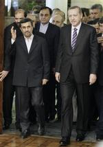 Kæmper. Irans præsident, Mahmoud Ahmadinejad, og den tyrkiske ministerpræsident Recep Tayyip Erdogan ved møde i Teheran i marts. 