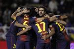 Sammenhold. Messi, der er forsvundet i bunken af Barca-spillere, fejrer et af sine to mål i aftenens kamp. 