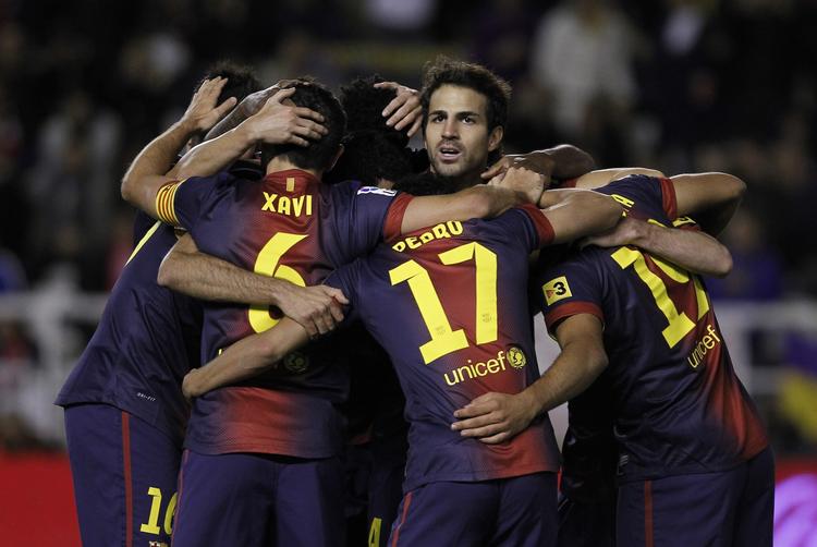 Sammenhold. Messi, der er forsvundet i bunken af Barca-spillere, fejrer et af sine to mål i aftenens kamp. 