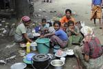 flugt. Nogle af de muslimske flygtninge får sig et måltid i Thechaung-lejren i den vestlige del af Myanmar. 