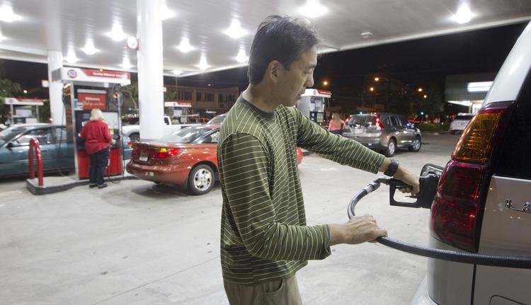 forberedt. Lyndon Fong var en af de mange, der tankede bilen på Hawaii, da der blev udstedt tsunamivarsel. 