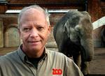 dyreetiker. Bengt Holst, der er uddannet zoolog, er viceadministrerende direktør i Københanvs Zoo. 