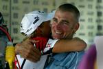 FARVEL. Så glad var Jakob Piil efter sin Tour-sejr for Sean Yates, der nu er fortid hos Sky. 