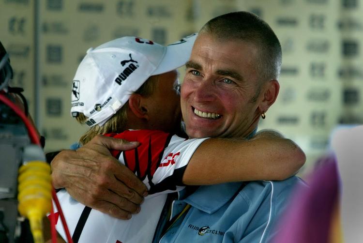 FARVEL. Så glad var Jakob Piil efter sin Tour-sejr for Sean Yates, der nu er fortid hos Sky. 