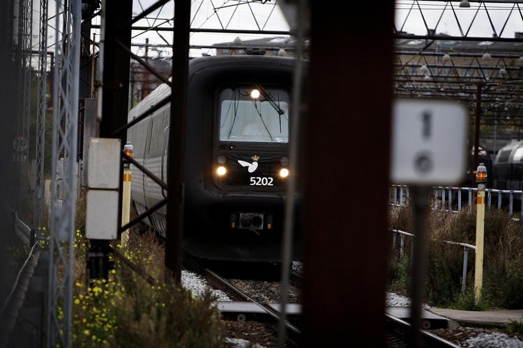 KOKS. En gruppe DSB-passagerer måtte vente på vintetid i en time natten til i dag i et stille tog på Fredericia Station. 