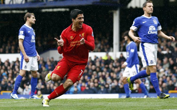 MÅL. Da Luis Suarez havde scoret til 2-0 smuttede han lige forbi Evertons bænk og sendte en hilsen. 