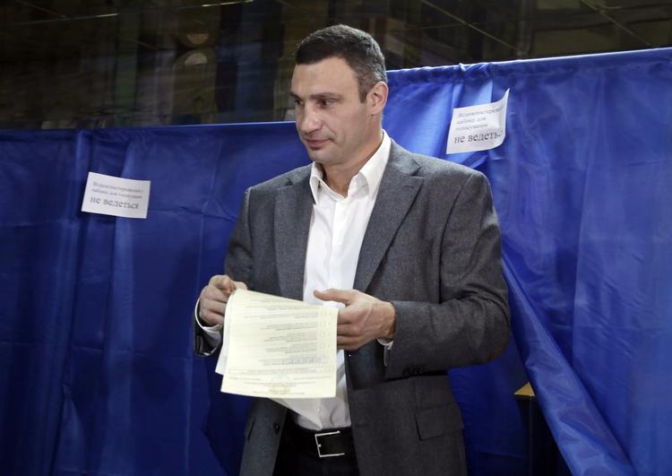 KAMPKLAR. Bokseren Vitalij Klitsjko er blandt de oppositionspolitikere, der anklager Ukraines regering for valgfusk. 
