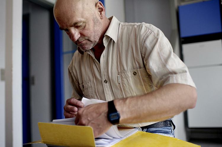 ARBEJDSSKADE. Andrzej Strugala må ikke blive hentet af en ambulance, efter at han slog sit knæ på en byggeplads i Aarhus. 
