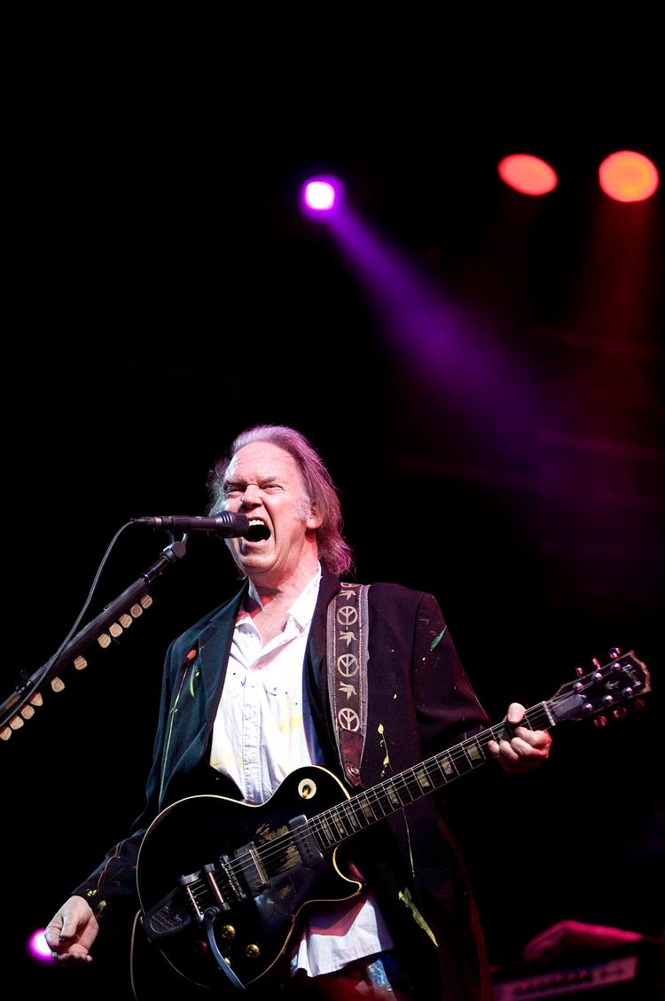 Udknaldet. For første gang siden 1996 har Neil Young og bandet Crazy Horse lavet et album sammen. Uden bagkant og med håndbremsen sluppet over hele 88 minutter. 