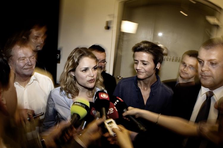 Forhandling. Enhedslisten få forklaringsproblemer over for baglandet, hvis partiet indgår en finanslovsaftale med regeringen, skriver Mette Østergaard. Men der er også store fordele i den manøvre. 