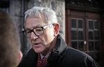 Terrorsag. Forsvarer Thorkild Høyer mødte pressen, inden retsmødet gik i gang. Inde i retten afviste de tiltalte anklagerne om terror. 