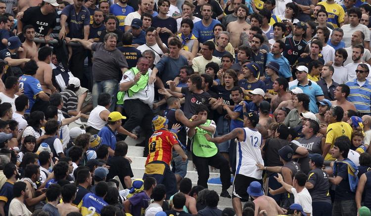 Vold. På stadion gik Boca-fans bl.a. til angreb på sikkerhedsvagter. 
