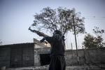 vagtsom. En syrisk oprørssoldat er fotograferet i Aleppo i lørdags. Syriens største by slipper for de værste kamphandlinger, lyder dagens meldinger fra Syrien. 