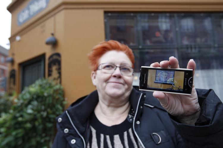 Vandalisme. Jane Pedersen viser her et billede af hærværket. 