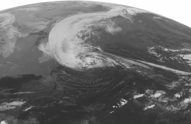 Vokser. Orkanen Sandy tager til i styrke. Her er satellitbillede af stormen, der allerede forårsager kraftig vind og massive regnskyl langs den amerikanske østkyst. 