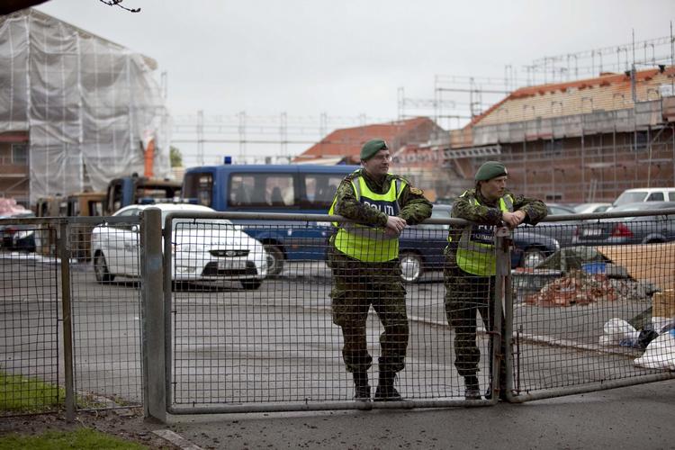 GERNINGSSTED. Bevogtning af Politiskolen i Brøndby efter brandattentat, der tilskrives de nu tiltalte. 