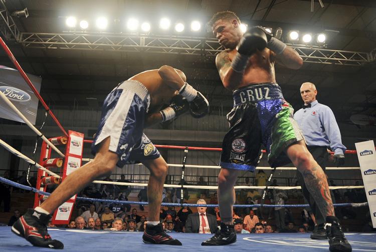 Champ. Orlando Cruz (t.h.) er en stolt puertoricaner og en stolt homoseksuel mand. 