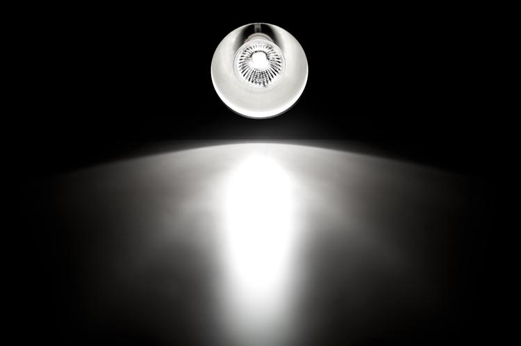 Fleksibel. Lyssætningen i et rum skal gerne være fleksibel, så der kan tages højde for forskellige brugssituationer og det udefrakommende evigt forandrende naturlige lys. Lyset her er fra en halogenpære, som har en rigtig god farvegengivelse og dermed gengiver alle regnbuens farver tæt på korrekt. 