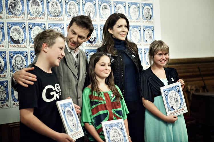 Julemærke. Kronprinsesse Mary og kunstneren bag mærket i år, Carl Quist Møller. 