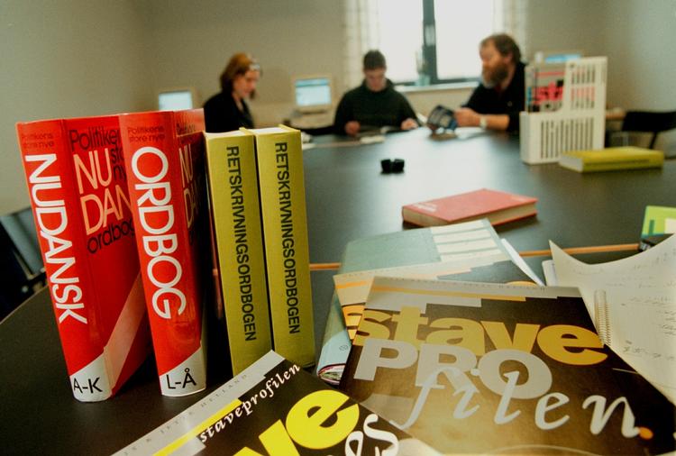 Retskrivning. 9. november udkommer den nye udgave af Retskrivningsordbogen. Det bliver nu valgfrit, om man vil skrive indenfor eller inden for. 