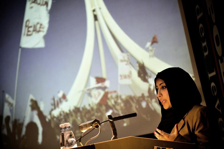 I kommer ikke til at se mig græde over min far. Mine tårer gælder jer, der kun tænker på at fodre jeres grådighed«. Del af digtet "Live-interview" af Maryam al-Khawaja. 