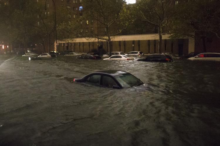 rekord. Manhattan står under vand. Rekorden for oversvømmelser i den lavtliggende Battery Park er slået med 1,2 meter, så den nu er på 4,2 meter. 