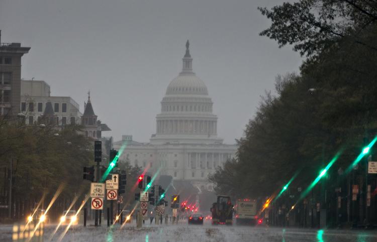 rusketur. Knap en kvart million mennesker stod ved midnatstid uden strøm i Washington - mange færre end frygtet. 