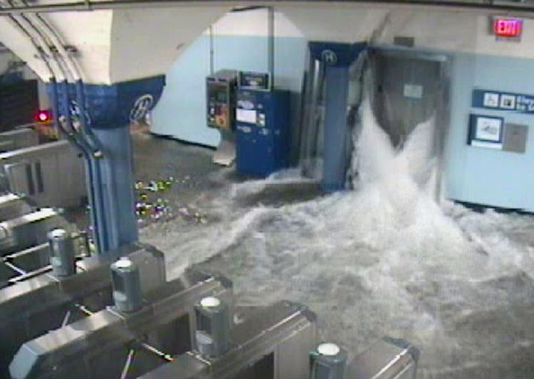Oversvømmelse. Billede fra overvågningskamera i undergrundsbanen i byen Hoboken, New Jersey, viser vandet fosse ind. 