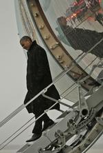 Hjemkomst. Obama kom tilbage til Washington fra Florida, hvor han mandag skulle have deltaget i et stort valgmøde sammen med tidligere præsident Bill Clinton - otte dage før valgdagen. 
