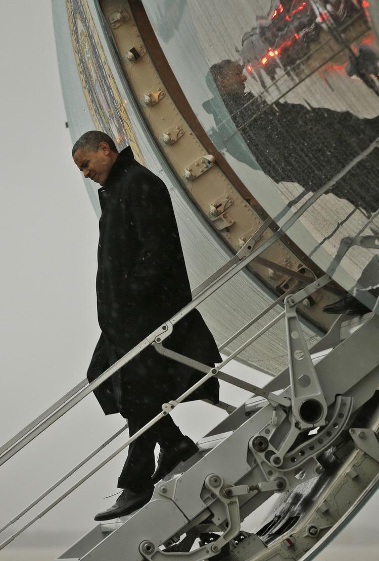 Hjemkomst. Obama kom tilbage til Washington fra Florida, hvor han mandag skulle have deltaget i et stort valgmøde sammen med tidligere præsident Bill Clinton - otte dage før valgdagen. 