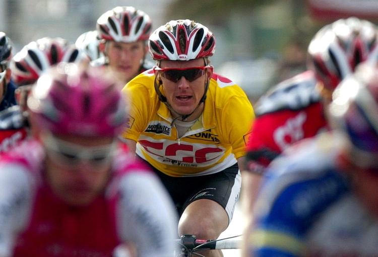 Jaksche. Tyskeren forklarede for fem år siden, at han på et tidspunkt havde et møde med Bjarne Riis i en skilift. Her kom Riis angiveligt med tips om, hvordan man doper sig. Bjarne Riis har siden Tyler Hamiltons bog udkom holdt meget, meget lav profi, og ikke udtalt sig. 